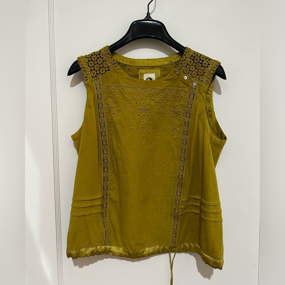 Deep golden-green top. Anthropologie. Top left shoulder buttons.Drawstring waist
